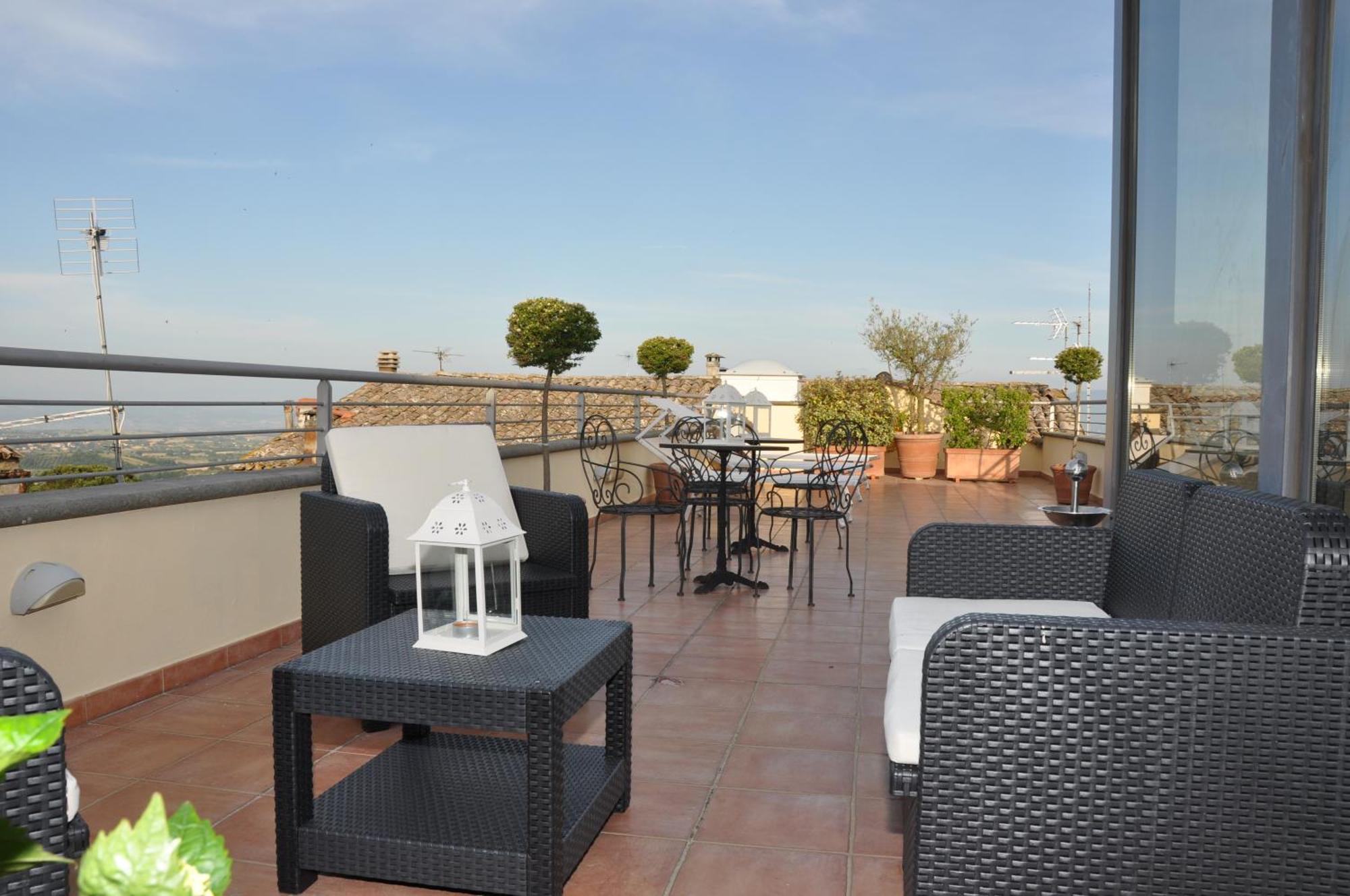 Hotel Urbano V Montefiascone Exteriör bild