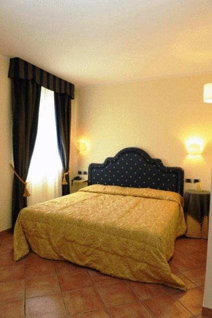 Hotel Urbano V Montefiascone Rum bild