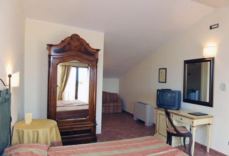 Hotel Urbano V Montefiascone Rum bild
